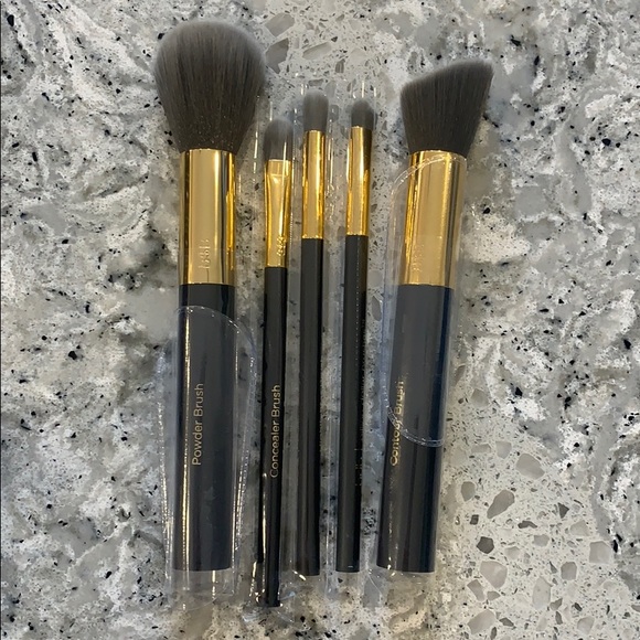Billion dollar brushes - Picture 2 of 6